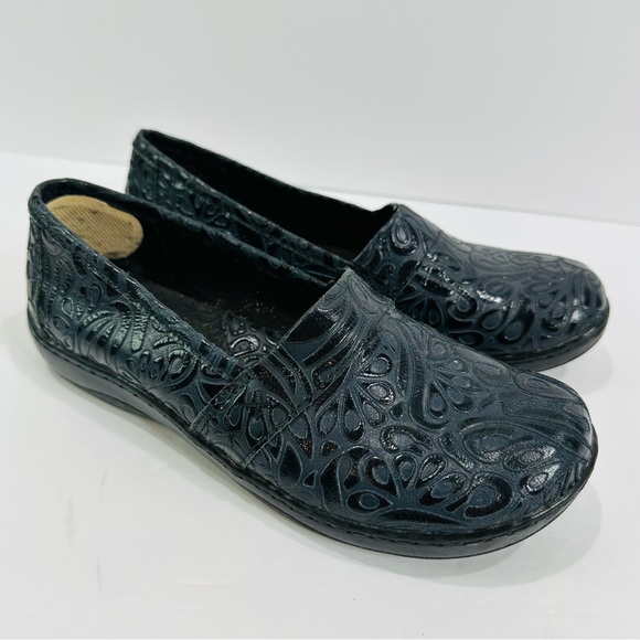 ๐ BOC BORN CONCEPT BLUE EMBOSSED LEATHER WOMENS SIZE 7.5 GREAT CONDITION - Picture 4 of 9